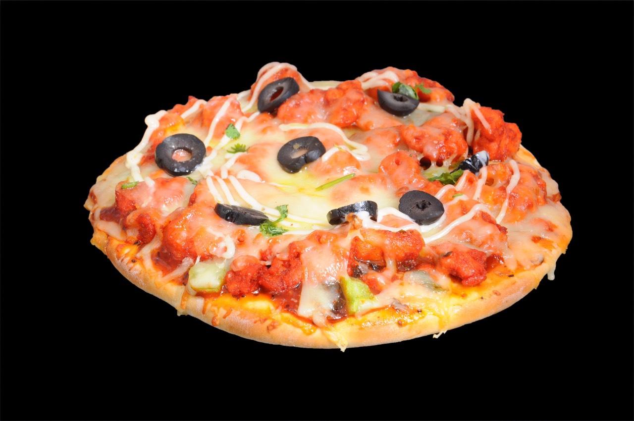 Chicken pizza with tandoori chicken, olives and mozzarella